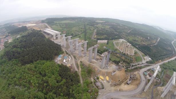 <p>Havadan görüntülediğimiz Uskumru Köy mevkiinde bulunan yaklaşık 2 kilometre uzunluğundaki viyadükte ise betonarme ayakların tamamlandığı, araçları taşıyacak betonarme tabliyelerin yerleştirme işleminin başladığı görüldü.</p>
