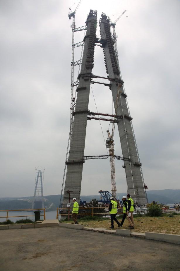 <p> Avrupa yakasında Garipçe köyündeki kulenin yüksekliği 322, Anadolu yakasında Poyraz köy kesimindeki kulenin yüksekliği ise 318 metre. 3. Köprü, ayak yüksekliği ile de dünyanın en yükseği olacak. Köprü üzerindeki raylı sistem, Edirne’den İzmit’e kadar yolcu taşıyacak.</p>
