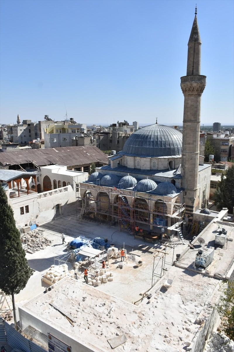 <p>Kilis'te, geçen yıl Suriye'den roket mermisi atılması sonucu zarar gören 464 yıllık Canbolat Tekye Camisi'nin aslına uygun restorasyonu yapılıyor.</p>
