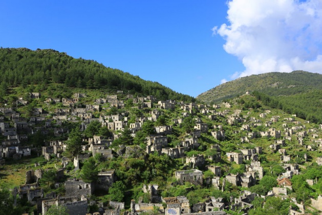 <p>Sahip olduğu doğal güzelliklerinin yanında, tarihi zenginliklerinin oluşturduğu potansiyelle Muğla'nın ülke turizminin en önemli odak noktalarından olduğunu ifade eden Diler, "Muğla çok önemli bir coğrafyada konumlanıyor. Bir taraftan Anadolu'nun güney batısındaki Ege kültürü ve Anadolu'nun iç kısmındaki kültürler diğer taraftan da Kuzey'den gelen kültürlerin etkileri var. Muğla, Akdeniz'in doğu ve batısı arasındaki çok önemli bir noktada yer alıyor." dedi.</p>