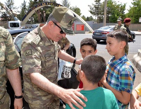 <p><strong>TÜRKİYE’NİN DOĞU HAVA SAHASINI KORUYAN ÜS</strong></p>

<p>Diyarbakır’da bulunan ve daha önce adı 2’nci Hava Kuvvet Komutanlığı olan askeri üs, hava harekatını tek bir merkezden yönetmek üzere ’Komutan Yardımcılığı ve Birleştirilmiş Hava Harekât Merkezleri Komutanlığı’ olarak adı değiştirildi.<br />
Türkiye’nin doğu hava sahasını korumak ile görevli olan üsse bağlı, 5’inci (Merzifon), 7’nci (Malatya Er-Haç), 8’inci (Diyarbakır) Ana Jet Üs komutanlıkları ve Batman, Erzurum, Muş, Sivas’ta yedek meydanları bulunuyor.<br />
Diyarbakır’daki 8 ve Merzifon’daki 5’inci Ana Jet üslerinde F-16’lar, Malatya’daki 7’nci Ana jet üssünde ise F-4 savaş uçakları çoğunlukta görev yapıyor.</p>
