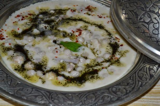 <p><strong>2) ANTEP: İPEKYOLU’NUN BÜTÜN ZENGİNLİĞİ</strong></p>

<p>Gaziantep mutfağı gastronomimizin medarı iftiharı. İpekyolu üzerinde olduğu için kullanılan malzeme ve teknikler açısından bu kültürler köprüsünden süzülüp gelen bütün zenginliklerin biriktiği bir laboratuvar gibi.   </p>
