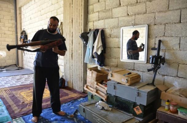 <p>Ancak Halep i&ccedil;inde en ilgin&ccedil; olay, şehrin ve b&ouml;lgenin en b&uuml;y&uuml;k hapishanesinde yaşanıyor. 4 bin 200 mahkumun bulunduğu kentin kuzeyindeki Halep Merkezi Cezaevi'nin yer aldığı b&ouml;lge 3 ay &ouml;nce yapılan bir operayonla muhaliflerin kontrol&uuml;ne ge&ccedil;ti ve b&ouml;lgeden t&uuml;m Esed askerleri ayrıldı.</p>