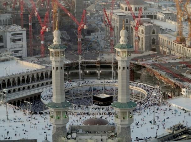 Hac g&uuml;nlerine daha iki hafta olmasına rağmen &ouml;zellikle Mekke&rsquo;deki yoğunluk şimdiden dikkati &ccedil;ekiyor. Genişletme &ccedil;alışmalarının devam ettiği Kabe&rsquo;de tavaf alanı g&uuml;n&uuml;n her saati dolu.