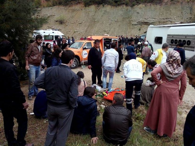 Isparta-Antalya karayolunda yolcu otobüsünün devrilmesi sonucu ilk belirlemelere göre 3 kişi öldü, çok sayıda yaralı var.