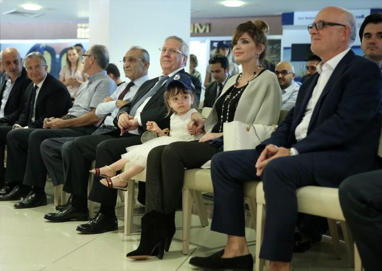 <p>Ülker Stadı'nda gerçekleştirilen törene Fenerbahçe Kulübü Başkanı Aziz Yıldırım ve asbaşkanı Ozan Balaban'ın yanı sıra Sanrio Satış Müdürü Andrea Baccalini, sarı-lacivertli futbolcular Fabiano Ribeiro ve Josef de Souza ile futbolcuların eşleri ve çocukları katıldı.</p>
