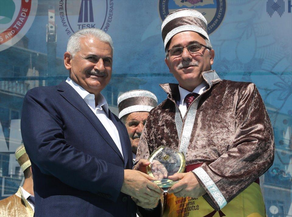 <p>Başbakan Yıldırım, Ahilik Hizmet Ödülünü Toplu Konut İdaresi (TOKİ) Başkanı Ergün Turan'a verdi.</p>

