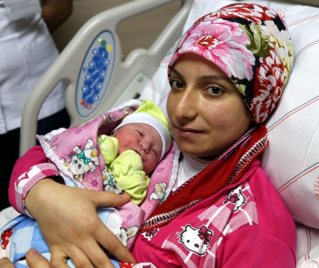 <p><span>Kayseri'de yeni yılın ilk bebeği "Yaren" oldu. Kayseri Eğitim ve Araştırma Hastanesi Kadın Doğum Polikliniğinde, Neslihan Sarptaş (19), normal doğumla bir kız bebek dünyaya getirdi.</span></p>