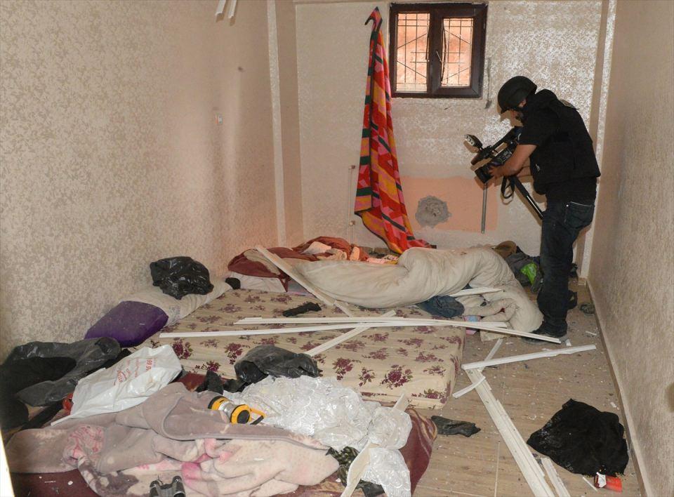 <p>Evlerden birine PKK'lı teröristlerin kaçış için 50 metrelik yer altı tüneli kazdığını belirleyen güvenlik güçleri, tüneli kullanılamaz hale getirdi.</p>

<p> </p>
