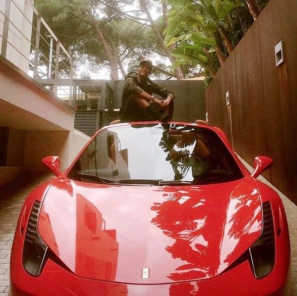 <p>Neymar'ın araba garajında ise, her birinin değeri yüz binlerce dolar olan Ferrari 458, Audi Q5, Volkswagen Touareg, Volvo Xc60, Ferrari California T, Maserati MC12 ve Porsche bulunuyor. (Goal)</p>