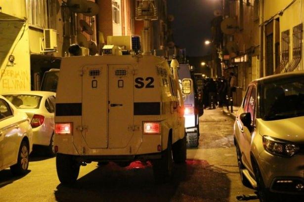 <p>İstanbul Emniyet Müdürlüğü Terörle Mücadele Şube Müdürlüğü ekipleri, Okmeydanı'nda önceden belirlenen bir adrese baskın düzenledi. Bomba İmha Ekipleri'nin de katıldığı baskında bir kişi gözaltına alındı.</p>

