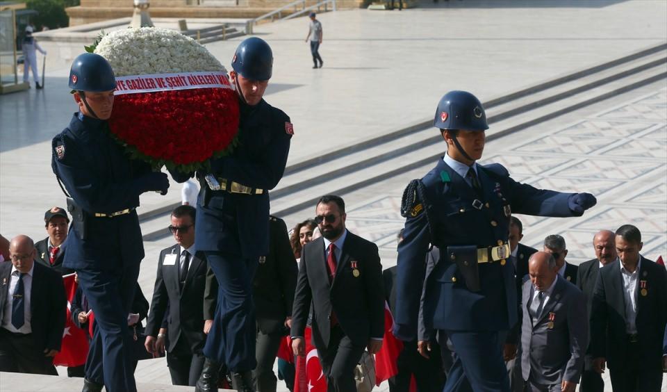 <p><strong>Aylan, deftere şunları yazdı:</strong></p>
<p>"Türk milleti, hem şehitlik anıtı hem de gaziliğin adıdır. Türkiye Cumhuriyeti, şehitlerimizin kanlarıyla kurulduğu gibi gazilerimizin dua ve karşılıksız mücadeleleriyle var olmuştur.</p>