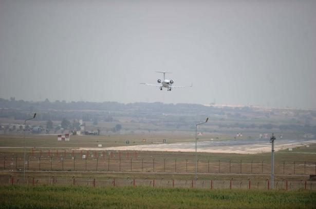 <p> 60'a yakın ülkeden oluşan Koalisyona bağlı farklı uluslardan uçaklarının bu üste konuşlanıp hava operasyonlarına katılıp katılmayacağı, operasyon merkezinin neresi olacağı ise henüz netleşmedi. Türkiye, her düğmeye basıştan önce Ankara'nın onayını öngörüyor. </p>