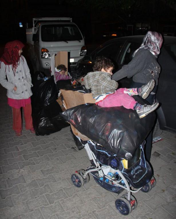 <p>Türkiye’ye kaçtıktan sonra Adana’ya gelen Büşra Ahmet, metruk binalarda kalıp çocuklarının karnını doyurmaya çalışıyor. </p>
