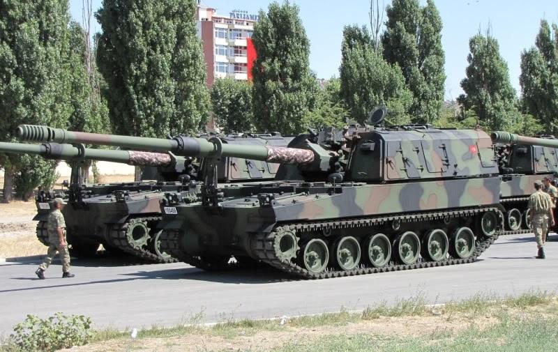 <p>Temmuz 2001 de bazi altsistemlerin (otomatik yükleyici, komple 155mm/52 kalibre silah sistemi) tedarikine yönelik olarak Güney Kore ile Türkiye arasında bir kontrat imzalanmıştır.</p>

<p> </p>
