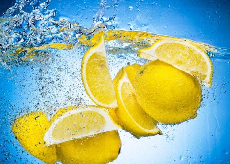 <p>Alkali gıda olan limonlar, vücutta antioksidan görevi görürler.</p>
