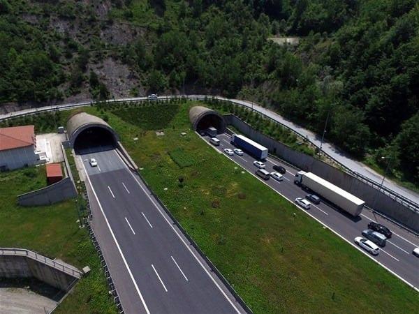 <p>Bolu Doğu Tüneli girişindeki trafik yoğunluğu drone ile görüntündi. </p>
<p> </p>