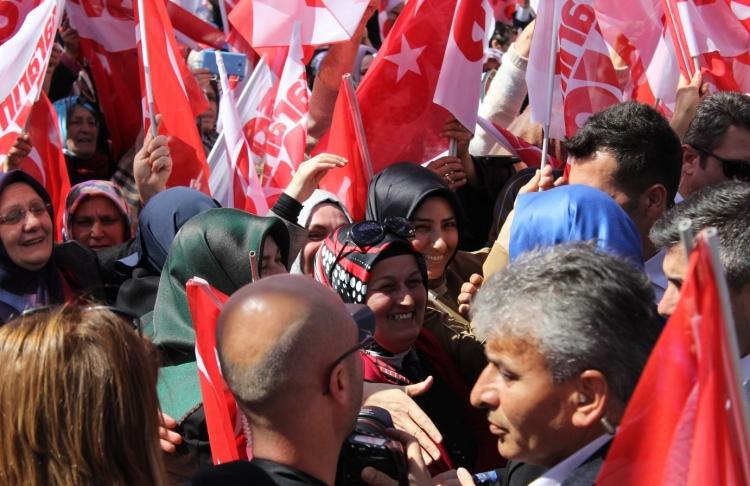 <p>Kısa sürede vatandaşların arasına karışan Bakan Kaya'nın etrafında bir sevgi seli oluştu.</p>
