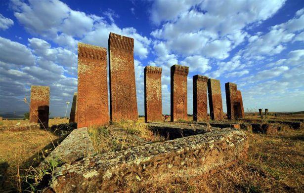 <p><strong>Ahlat, Bitlis</strong><br />
 <br />
Ahlat’taki Meydanlık Mezarlığı, Malazgirt Savaşı’nda şehit düşenler için hazırlanmış bir mezarlıktır. Buradaki mezar taşlarında palmet, lotüs, rumi, rozet, geometrik geçmeler, laleler, saç örgüleri çeşitli bordür süslemeleri karşımıza çıkmaktadır. Buradaki mezar taşlarını ön ve arka yüzlerinde, yan cephelerinde, birbirlerinden farklı ayrı motifler işlenmiştir.<br />
Bu mezar taşların yükseklikleri ise ölenin sosyal konumu dikkate alınarak yapılmıştır. Bundan ötürü de bazılarının boyları 1 m.den 4-5 m’ye kadar ulaşmaktadır. Bu taşlar üzerinde sanatçıların ve hattatların isimleri,imzaları bulunmaktadır.</p>
