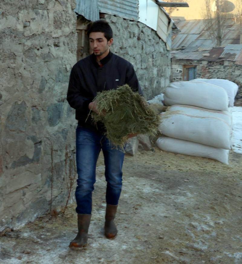 <p><strong>Takım içinde "Kral" diye çağrılıyor</strong></p>

<p>Hırsı ve azmi sayesinde kısa sürede milli takım kaptanlığına getirilen ve arkadaşları tarafından "Kral" diye çağrılan milli sporcu, Güney Kore'de yapılacak 2018 Kış Olimpiyatları'na kota almayı hedefliyor.</p>
