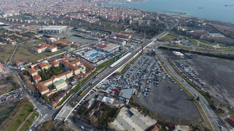 <p>Halkalı’dan Kapıkule’ye yani Avrupa’ya giden YHT’yi de bu yıl içinde ihale edeceğiz" diyerek açıklamalarda bulunmuştu.</p>
