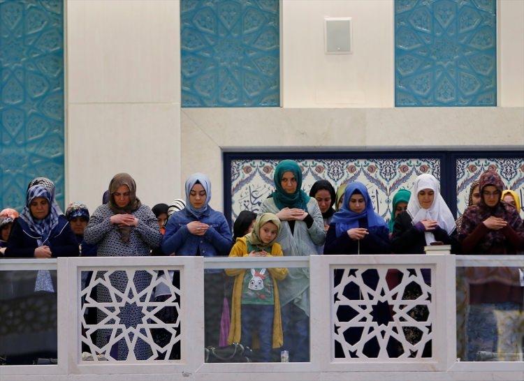 <p>Ankara / Türkiye</p>
<p> </p>
<p>Müslüman alemi için üç ayların müjdecisi olan Regaip Kandili nedeniyle vatandaşlar, Ankara'da Ahmet Hamdi Akseki Camii'ne gelerek dua etti, namaz kıldı.</p>
<p> </p>