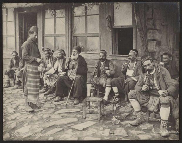 <p>1885 yılına ait bir kahvehane resmi</p>

<ul>
</ul>
