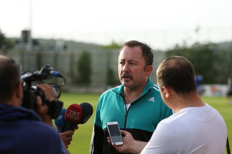 <p><strong>SERGEN'İN İLK ARABASI</strong></p>

<p>Sergen Yalçın: "Eskiden kulüplerin piyangoları vardı. Beşiktaş da o zaman Tempra veriyordu. Piyangoda bir tane beyaz Tempra kalmıştı.</p>
