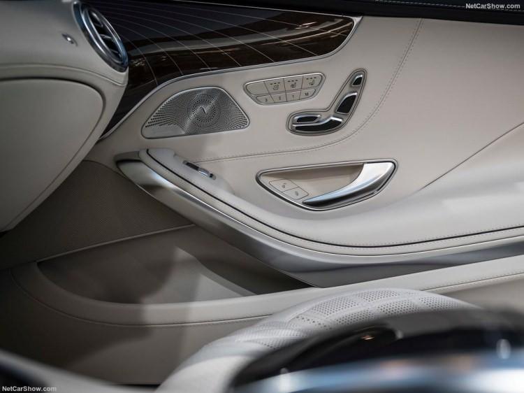 <p>Daha lüks ve konforlu koltukların yer aldığı bu özel modelin birçok noktasında Maybach imzası kullanılarak, sürücü ve yolculara ne kadar özel bir otomobilde oturduklarını hatırlatmak isteyen marka, otomobilde siyah konsol süslemesi ve ambiyans aydınlatmaları tercih etmiş.</p>