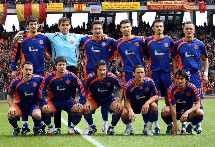 <p>BÜYÜKŞEHİR BELEDİYESPOR 2006-2007</p>
<p><strong>Ayaktakiler:</strong> Metin Depe, Haluk Güngör, İlhan Şahin, Ufuk Ateş, Ekrem Ekşioğlu, Sertan Eser.</p>
<p><strong>Oturanlar:</strong> Efe İnanç, Ali Güzeldal, Ünal Alpuğan, Volkan Koçaloğlu, Mert Korkmaz.</p>