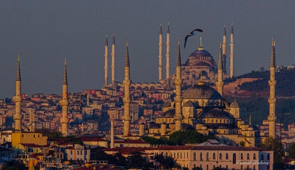 <p>Kadir gecesinde açılması planlanan mükemmel eser Çamlıca Cami şimdiden İstanbul'un silüetini değiştirmeye başladı.<br />
<br />
 </p>
