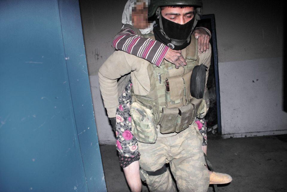 <p>Askerlerin evinden araçlara kadar sırtında taşıdığı yaşlı çift, sürekli olarak Mehmetçiğe dualar etti. Terör dolayısıyla evlerine kapanan ve ölümle burun buruna gelen çiftin ambulanslarla Diyarbakır Selahattin Eyyübi Eğitim ve Araştırma Hastanesi’ne kaldırılarak tedavi altına alındığı belirtildi.</p>