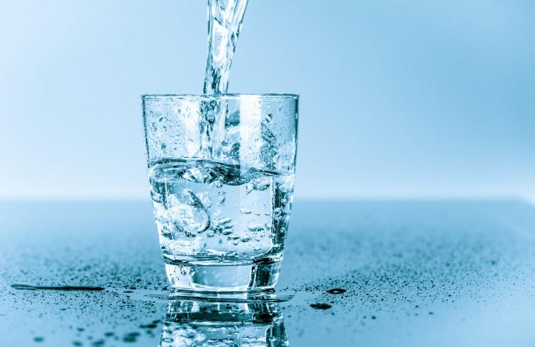 <p>Sağlıklı bir vücudun yüzde 50'sini oluşturan su, aç karnına içildiğinde hastalıklardan korunmakta da yardımcı oluyor. </p>
