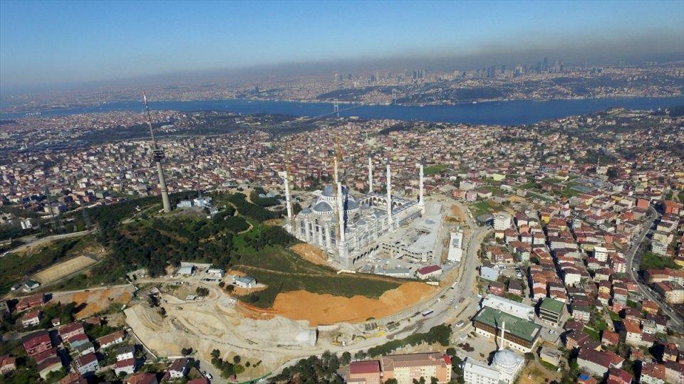 <p>İstanbul'un yeni simgelerinden yüzde 80'i tamamlanan Çamlıca Camisi'nin yıl sonunda ibadete açılabilmesi için çalışmalar sürüyor.</p>
