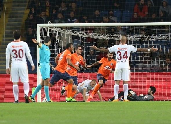 <p>Ziraat Türkiye Kupası çeyrek finale yükselme karşılaşmasında Medipol Başakşehir'in golcüsü Mustafa Pektemek Galatasaray'a arka arkaya attığı 2 golle gecenin adamı oldu.</p>
