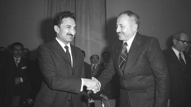 <p><strong>26 Ocak 1974 – 17 Kasım 1974/ CHP-MSP Koalisyonu</strong></p>
<p>37. Türkiye Cumhuriyeti Hükümeti, Bülent Ecevit tarafından kurulan CHP ve MSP koalisyon hükümetidir. I. Ecevit Hükümeti olarak anılmaktadır. 20 Temmuz 1974 Kıbrıs Harekâtıbu hükümet döneminde yapılmıştır. Hükümetin kurulması aşamasında CHP ve MSP arasında kurulan koalisyon hükümetinin ortaklık şartlarını ve hükümetin hedefini belirlediği bir protokol imzalanmıştır.</p>