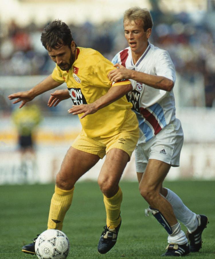 <p>Türkiye 1. Ligi'nde Trabzonspor ile Galatasaray, Avni Aker Stadı'nda karşı karşıya geldi. Mücadeleyi Galatasaray 2-1 kazandı. 1993</p>