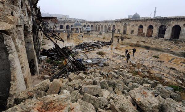 <p>Fotoğraflarda, UNESCO'nun Dünya Kültür Mirası listesinde yer alan Eski Kent bölgesindeki surların da yerle bir olduğu görülüyor.<br />
 <br />
Suriye'nin fethiyle Emevi halifesi Birinci El Velid'in inşaatına 715 yılında başladığı yapı, iki yıl sonra tamamlandı. Bugün de ayakta olan muhteşem minare ise, eski minareyi 1090 yılında restore ettiren Selçuklulardan Abdülhasan Muhammed’in eseri.</p>
