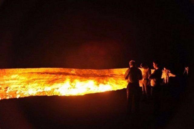 <p>"Cehennem Kapısı" olarak bilinen doğalgaz krateri, 43 yıldır gece gündüz, alev alev yanıyor.</p>

<p> </p>
