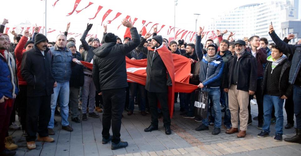<p>Olay yerinde toplanan bir grup vatandaş, 'Kahrolsun PKK', 'Şehitler ölmez, vatan bölünmez' sloganları eşliğinde tekbir getirdi. Polis araçlarından sık sık kan anonsları yapılırken, kan vermek isteyen vatandaşlar da yaralıların kaldırıldığı hastanelere akın etti.</p>
<p> </p>