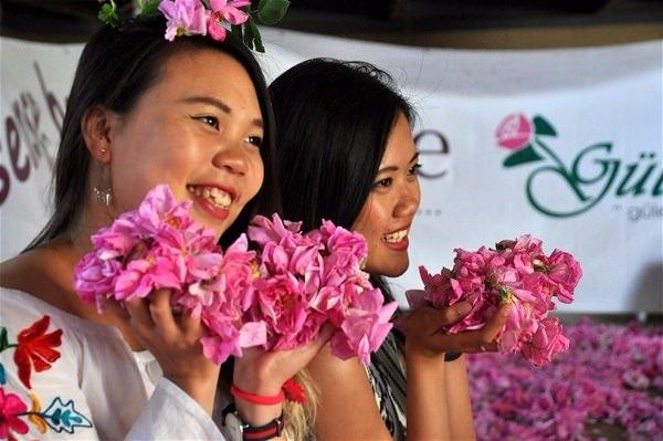 <p>Bu yıl üçüncüsünü düzenledikleri gül festivali ile Güneykent'i gül turizminin merkezi haline getirdiklerini ifade eden Gözgün, hasat dönemininde gül bahçelerinin sadece yerli değil yabancı turistlerin de ilgi odağı haline geldiğini belirtti.</p>
<ul>
</ul>