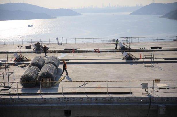 <p>İstanbul’un 3. Köprüsü, 59 metrelik genişliği ile bittiğinde dünyanın en geniş köprüsü unvanını alacak. 8 şerit karayolu 2 şerit demiryolu olarak toplam 10 şeritli köprünün deniz üzerindeki uzunluğu 1408 metre olacak. </p>

