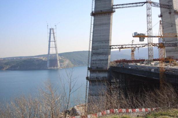 <p>Köprünün toplam uzunluğu ise 2 bin 164 metre. Köprü bu özelliği ile üzerinde raylı sistem olan dünyanın en uzun asma köprüsü olacak. Avrupa yakasında Garipçe köyündeki kulenin yüksekliği 322, Anadolu yakasında Poyrazköy kesimindeki kulenin yüksekliği ise 318 metreyi bulacak. 3. Köprü, ayak yüksekliği ile de dünyanın en büyüğü olacak</p>
