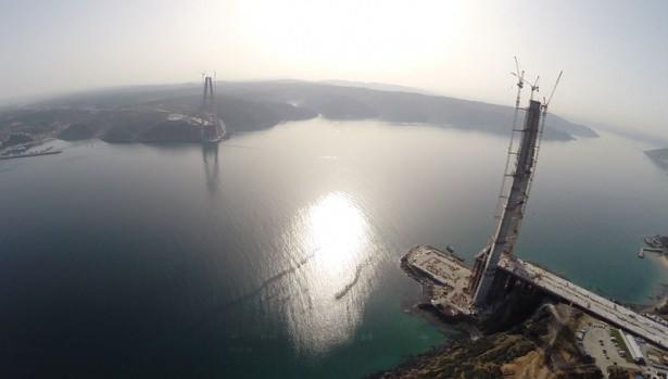 <p> Köprü üzerindeki raylı sistem, Edirne’den İzmit’e kadar yolcu taşıyacak. Marmaray ve İstanbul Metrosu ile entegre edilecek raylı sistemle Atatürk Havalimanı, Sabiha Gökçen Havalimanı ve yapımı süren 3. Havalimanı da birbirine bağlanacak. Kuzey Marmara Otoyolu ve 3. Boğaz Köprüsü, “Yap, işlet, devret’ modeliyle gerçekleştirilecek. 3 milyar dolar yatırım bedeline sahip projenin yapım dahil işletmesi, 10 yıl 2 ay 20 günlük süre ile IC İçtaş – Astaldi JV tarafından yapılacak ve bu süre sonunda Ulaştırma Bakanlığı’na devir edilecek.</p>