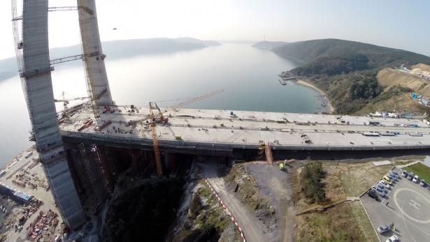 <p>Yapımına 2013 yılında başlanan 3 milyar dolar maliyetli 3. köprü ve Kuzey Marmara Otoyolu projesinde, Anadolu yakasında temelden 318 metre, Avrupa yakasında ise 322 metreye ulaşan kulelerin yapımı tamamlandı.</p>
