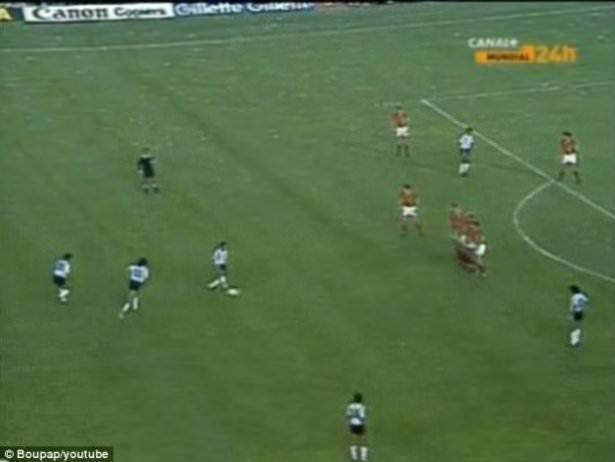 <p>Dünya Kupası tarihinin en unutulmaz görüntülerinden birine sahne olan fotoğrafta, Belçikalı 6 futbolcunun Maradona'yı durdurmaya çalıştığı, Arjantinli futbolcunun da korkusuzca üstlerine gittiği görülüyordu. Yıllar boyunca konuşulan bu pozisyonun aslında çok farklı olduğu kanıtlandı.</p>