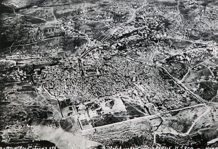 <p>1800 metre yükseklikten Kudüs'ün manzarası, 1917. Fotoğraf Yüzbaşı Holthausen tarafından çekildi. Kudüs'ün ilk hava fotoğrafı.</p>

<p> </p>
