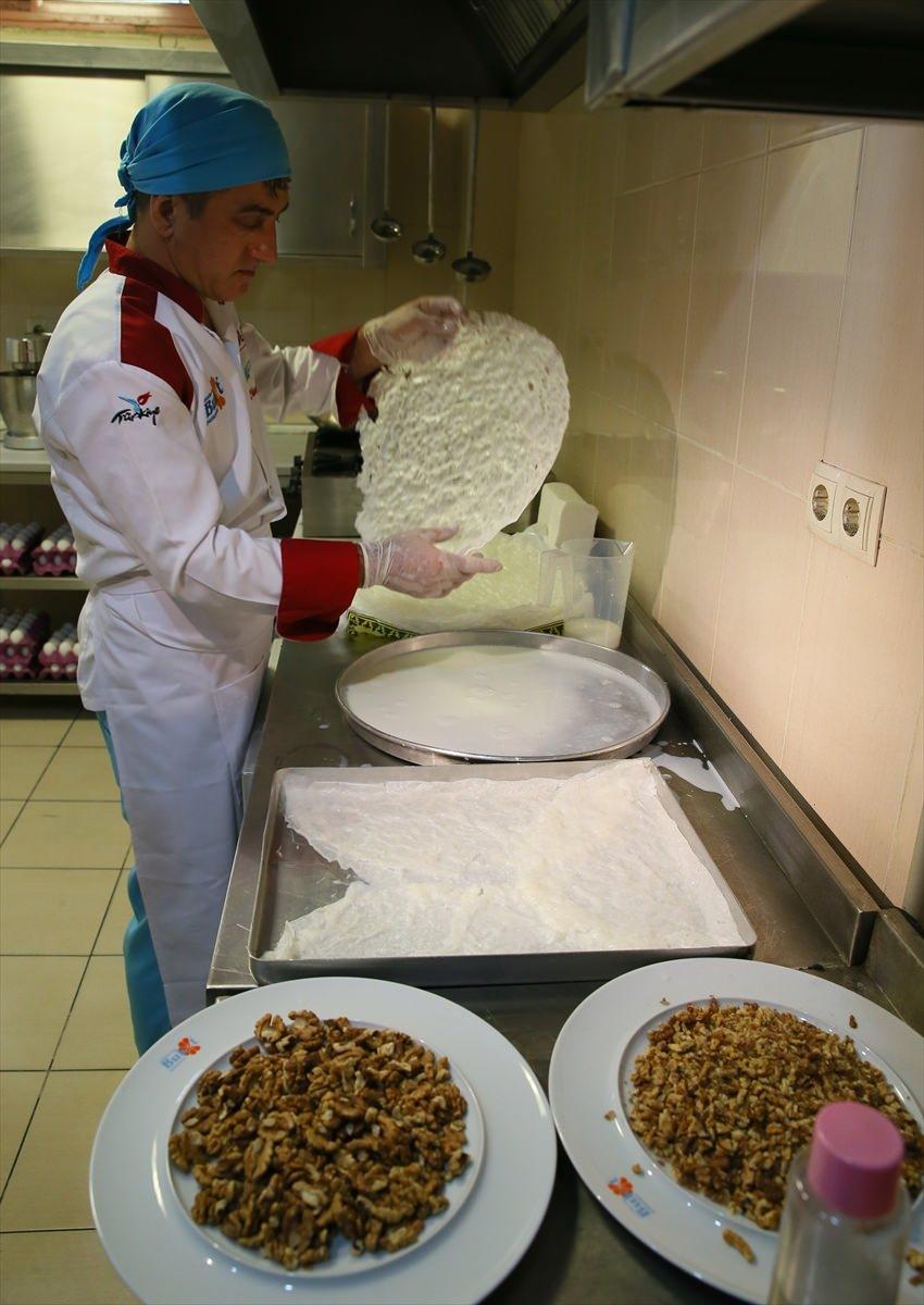 <p>Mideyi yormayan hafif niteliği nedeniyle tercih edilen geleneksel sütlü Türk tatlısının yapımında mısır nişastası yufkası, gül suyu, süt ve şeker kullanılıyor. </p>
