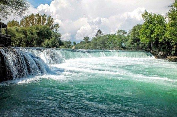 <p><strong>MANAVGAT ŞELALESİ / ANTALYA </strong>Kış aylarında yoğun debisinden dolayı şelale yerine delice akan bir ırmağa dönüşen Manavgat’a gitmek için en iyi mevsimdeyiz. Beş metrelik yükseklikten düşen şelale geniş görünümüyle etkileyici. Ayrıca dünyaca ünlü olduğunu da söylemek lazım. Manavgat.</p>

<p> </p>
