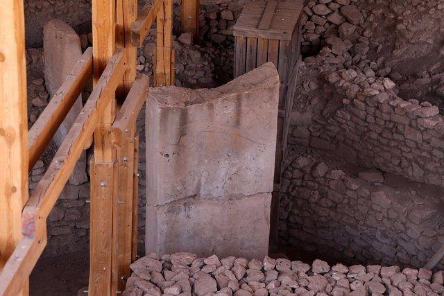 <p>Arkeologlar boyları 3 ila 6 metre arasında değişen bu T biçimindeki sütunların stilize edilmiş insan tasvirleri olduğunu düşünüyor. Bunun sebebi T biçimindeki sütunlarda görülen kol ve el tasvirleri.</p>
<p> </p>
<ul>
</ul>
<ul>
</ul>